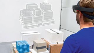 Fraunhofer-Forscher liefern ein Beispiel, wie digitale Assistenzsysteme Arbeitnehmer künftig unterstützen könnten: Eine Logistik-Datenbrille erleichtert  einem Lagermitarbeiter das platzsparende Packen und Bestücken einer Palette. (Fraunhofer-IML)