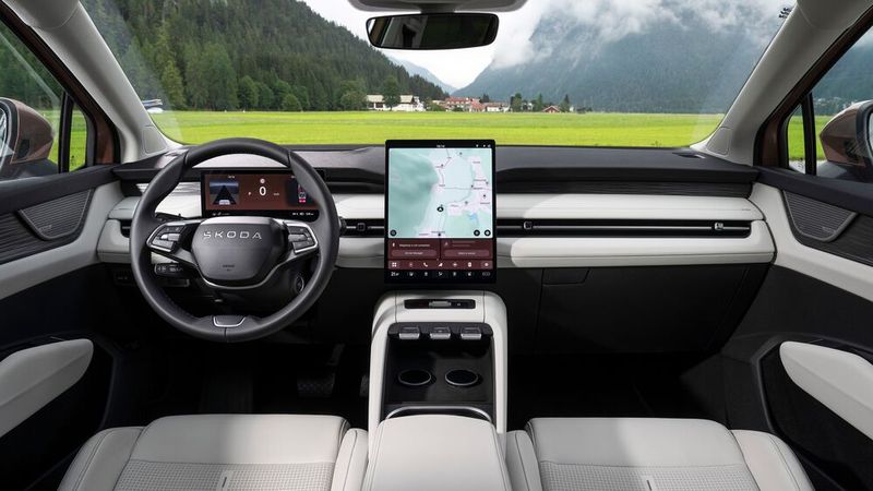 Erstmals thront mittig vor dem Armaturenträger ein senkrecht stehender Bildschirm, der intuitiv zu bedienen ist. (Bild: Skoda)