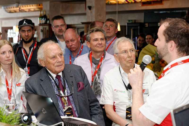 Produktpräsentation Red Expert in der Race Suite (v. l.): Prof. Dr. h. c. mult. Reinhold Würth, Vorsitzender des Stiftungsaufsichtsrats der Würth-Gruppe und Rolf Bauer, Ehrenmitglied des Beirats der Würth-Gruppe (Würth Elektronik eiSos)