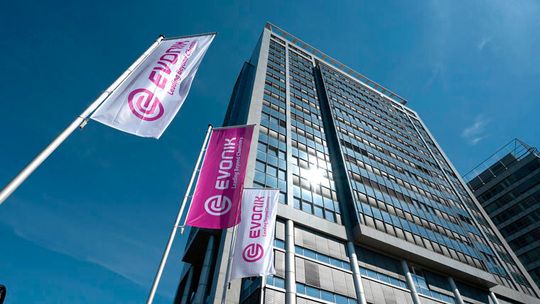 Chemiesterben in Sachsen-Anhalt! Wie der Chemiekonzern Evonik jetzt meldet, wird das Werk in Bitterfeld den nächsten Sommer nicht erleben. Und auch ein weiteres kleines Werk wird dichtgemacht ...(Bild:  Evonik)