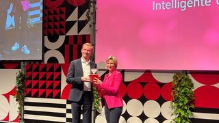 Dr. Johannes von der Beek nimmt die Auszeichnung für Mosca als „KI-Champion Baden-Württemberg“ entgegen. (Bild: Mosca)