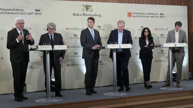 Die sechste Fachtagung des Strategiedialogs von Baden-Württemberg in Brüssel (v.l.) : Ministerpräsident Winfried Kretschmann, Thierry Breton, EU-Kommissar für Binnenmarkt und Dienstleistungen, Ola Källenius, Vorstandsvorsitzender der Mercedes-Benz Group AG, Dr. Stefan Hartung, Vorsitzender der Geschäftsführung der Robert Bosch GmbH, Barbara Frenkel, Mitglied des Vorstands der Dr. Ing h.c. F. Porsche AG, und Regierungssprecher Matthias Gauger.(Bild:  KDBUSCH.com)
