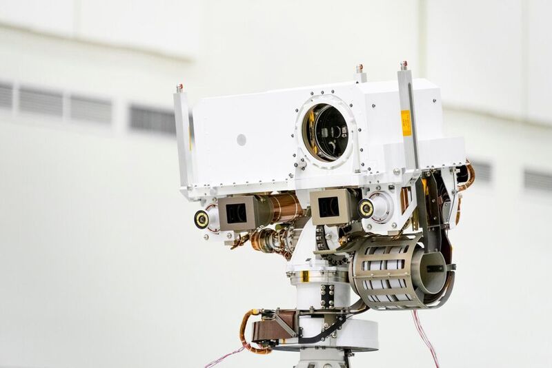 Wissenschaftler des DLR sind an der Auswertung von Daten der Stereokamera Mastcam-Z  und dem Spektrometer SuperCam beteiligt. Mit maximalem Zoom kann die Kamera sogar bei einzelnen Aufnahmen Objekte von gerade einmal der Größe einer Stubenfliege über die Länge eines Fußballfeldes hinweg sichtbar machen.  (NASA/JPL-Catech)