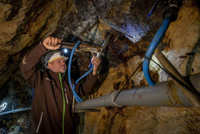 Metalle und seltene Erden abzubauen ist häufig teuer und wenig rentabel. Ein kombiniertes Verfahren aus In-situ-Laugung und „Membrane Mining“ soll das ändern. Metalle und seltene Erden abzubauen ist häufig teuer und wenig rentabel. Ein kombiniertes Verfahren aus In-situ-Laugung und „Membrane Mining“ soll das ändern.