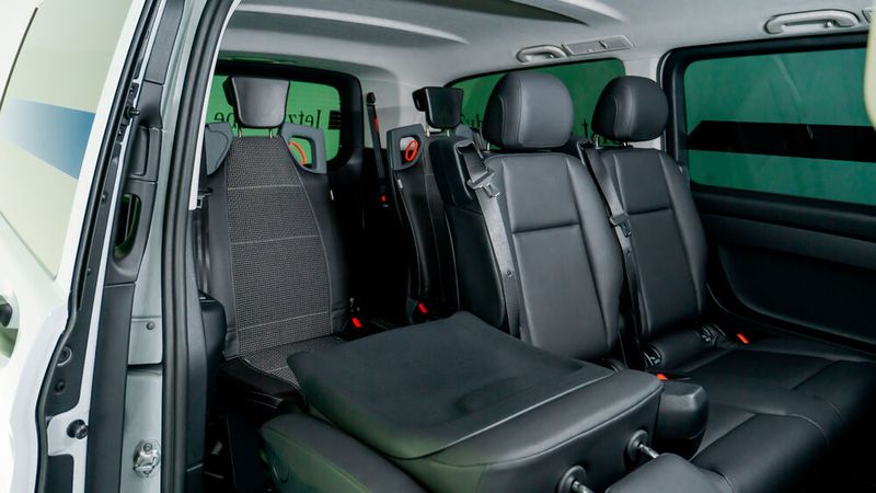 Wird kein Rollstuhl befördert können optional zusätzliche Sitze in der zweiten Reihe eingesetzt werden. So bietet der Van Platz für sieben Personen. (Bild: Mercedes)