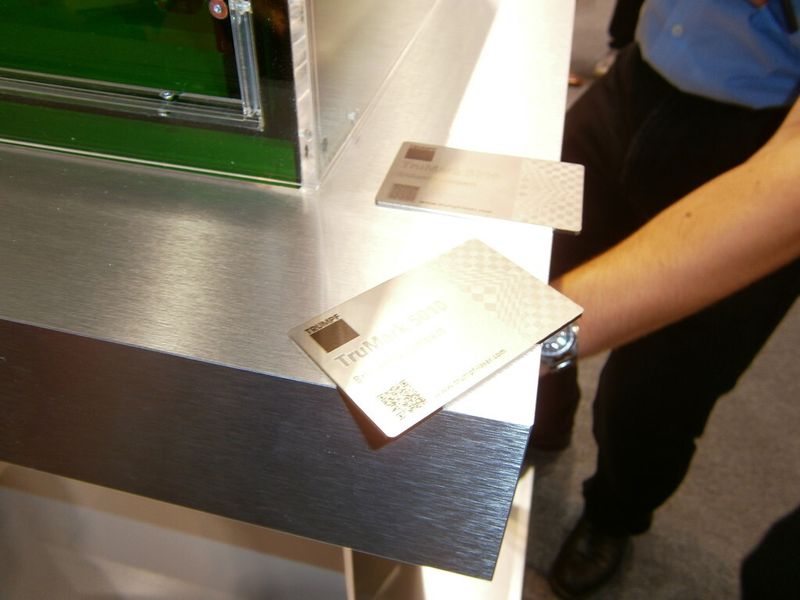 Filigran markierte Oberfläche mittels TruMark 5000. Auch der eingravierte RFID-Code ist mit jedem Smartphne lesbar. (Bild: Königsreuther)
