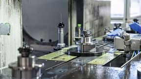 Bevel gears on workpiece carriers in the rotary indexing conveyor of the VSC 400 DDS - the pick-up spindle removes the workpiece precisely and reproducibly for hard machining at EWS. (Image:Emag)