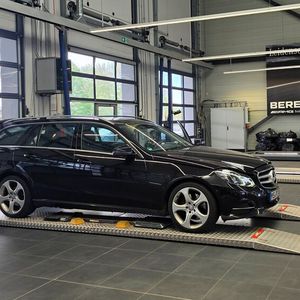In der Annahmehalle wird zwar wie bisher auch der Fahrzeugzustand gecheckt – ganz viele Fragen sind aber durch den Home-Check-in bereits geklärt.(Bild:  Mauritz – VCG)
