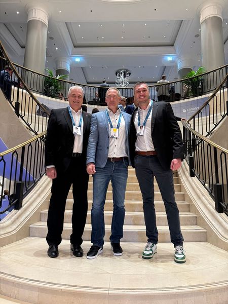 v. l. Gute Laune schon am Morgen bei Ladislav Orenic, Louis Garnier und Julius Berger, Fujitsu (Bild: Vogel IT-Medien)