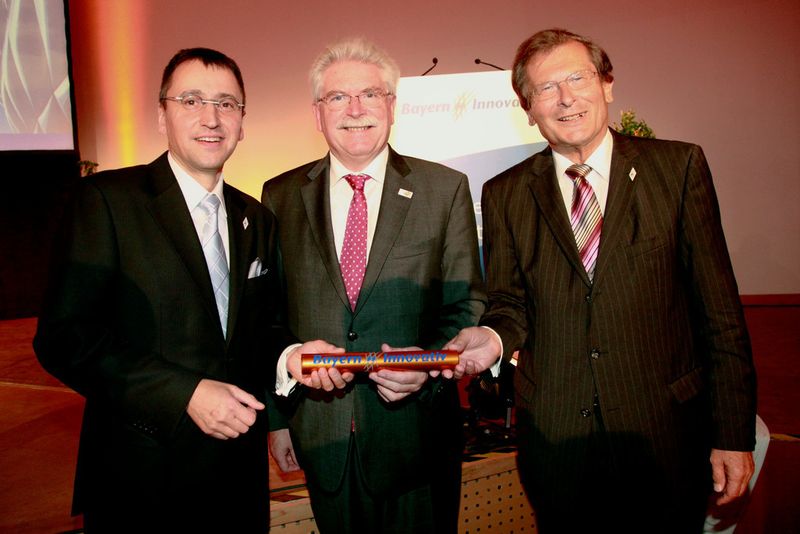 Bayerns Wirtschaftsminister und Bayern Innovativ-Aufsichtsratsvorsitzender Martin Zeil wünscht dem neuen Geschäftsführer der Bayern Innovativ GmbH Prof. Klaffke bei einem Empfang im Germanischen Nationalmuseum Nürnberg eine gute Hand für die weitere Entwicklung des Unternehmens und würdigte die Verdienste seines Vorgängers Prof. Nassauers, der die Bayern Innovativ seit 1995 zu einer zentralen Plattform im Wissens- und Technologietransfer entwickelt hat. (Bild: Bayern Innovativ GmbH/Katrin Heim)