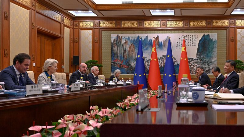 Arbeitstreffen auf höchster Ebene: EU-Kommissionspräsidentin Ursula von der Leyen (2. v. l.)  und Charles Michel (3. v. l.), Präsident des Europarats, sprachen in Peking mit Staatspräsident Xi Jinping (rechts).(Bild:  picture alliance / Hans Lucas)