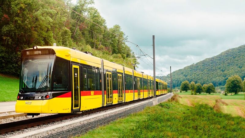Im teilautomatischen Betrieb fahren seit einigen Wochen die Stadler-Tramlink-Züge auf der Waldenburgerbahn. (Bild:  BLT)