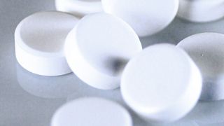 In den vergangenen Jahren hat der Konsum von Alkohol und Medikamenten zugenommen, was zum Teil schwerwiegende Auswirkungen für die Betroffenen und das Unternehmen hat: Abhängige Menschen sind häufiger krank, leiden unter ihrer Sucht und erbringen nur 75 % ihrer durchschnittlichen Arbeitsleistung. (www.BilderBox.com)