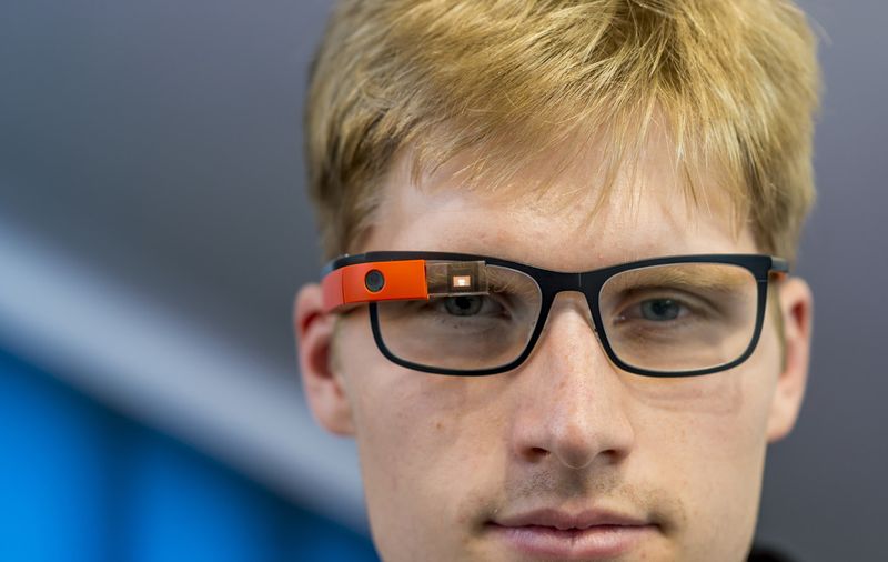 Das BMW-Werk Spartanburg testet Datenbrille zur Qualitätssicherung in der Produktion: Google Glass soll Kommunikation und Wissenstransfer bei Feinabstimmung vereinfachen. (BMW/ Fred Rollison)