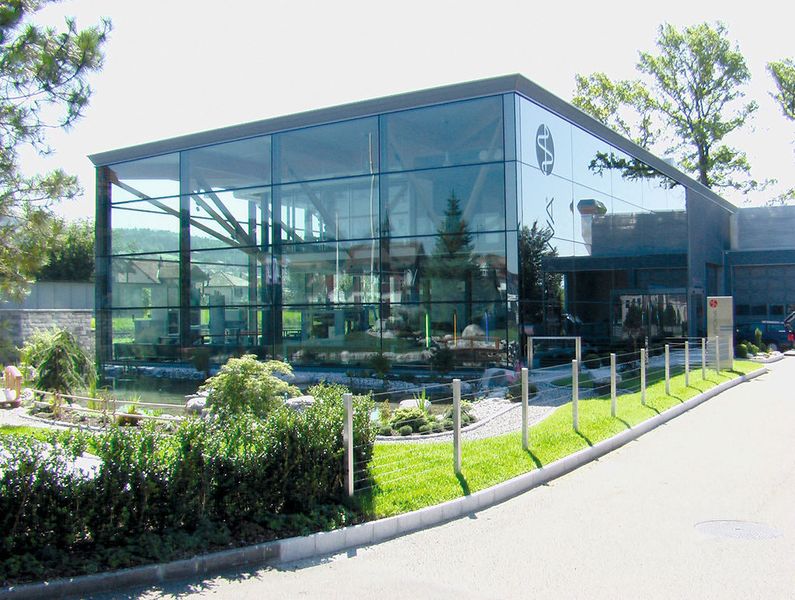 Das Vorführzentrum des Unternehmens ist in eine japanische Gartenanlage integriert. Hier werden die Systeme des Unternehmens präsentiert.  (Bild: Erowa)
