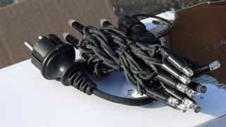 Minderwertig und gefährlich: elektrischer Christbaumschmuck mit gefälschtem VDE-Prüfzeichen  (Bild: Zollamt Kaiserslautern)