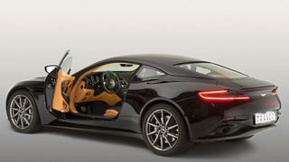 Sonderschutzfahrzeuge sind äußerlich vor allem an der Verglasung erkennbar: bei offener Tür an der Glasdicke, sonst am meist breiteren Randsiebdruck. (Bild: Trasco)