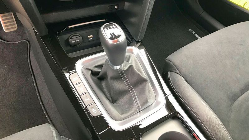 Am Schalthebel des Sechsganggetriebes deutet zunächst nichts auf die Intelligenz des neuen IMT hin. (Bild: Rosenow/»kfz-betrieb«)