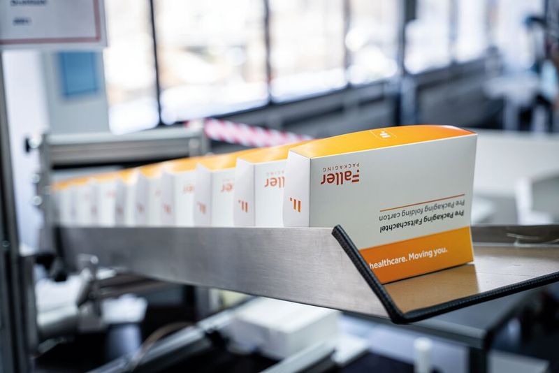 Mit dem Pre-Packaging Service von Faller Packaging ist die Befüllung vorkonfektionierter Pharmaverpackungen beim Kunden möglich. (Bild: Faller Packaging, Schubert-Pharma)