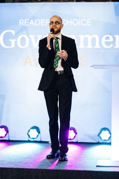 Und auch Redaktionsleiter Stephan Augsten begrüßte in seiner Funktion als Co-Moderator und Laudator die Gäste und entledigte sich wie in der Rede versprochen noch auf der Bühne seiner Krawatte. (Bild: © Offenblende/Christoph Wehrer )