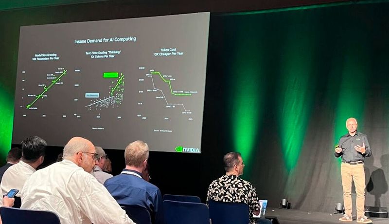 Immer wieder und in verschiedenen Variantionen hat es auf dem OCP Summit Grafiken gegeben die den enormen Anstieg an Rechenleistung und damit den Bedarf an Strom im Rechenzentrum verdeutlicht hat. Hier ist es Javier Pemán, Director Cloud bei Nvidia, der die „verrückte Nachfrage nach KI-Rechnerei“ verdeutlicht.  (Bild: uo/ Vogel IT-Medien GmbH)