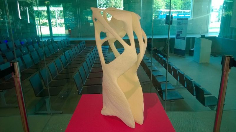 Das Bild zeigt einen optimierten Schemel aus dem 3D-Drucker. (Zwettler, konstruktionspraxis)