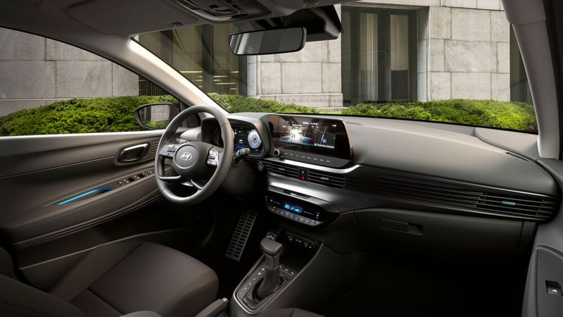 Wie bisher gibt es im Bayon einen 10,25-Zoll-Touchscreen, der allerdings obligatorisch ist. Die 8-Zoll-Option entfällt. (Bild: Hyundai)