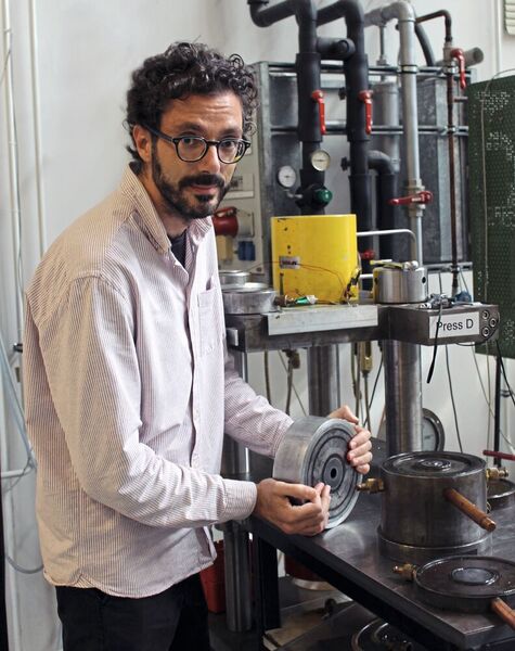 Dr. Danilo Di Genova bereitet am BGI ein Experiment mit basaltischem Magma unter hohen Drücken und hohen Temperaturen vor. (Bild: Christian Wißler)