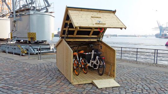 Jede Fahrradgarage wird nach Bedarf konfiguriert, beispielsweise in der passenden Länge für Lastenräder.(Bild:  djd/www.zweiradgarage.de)