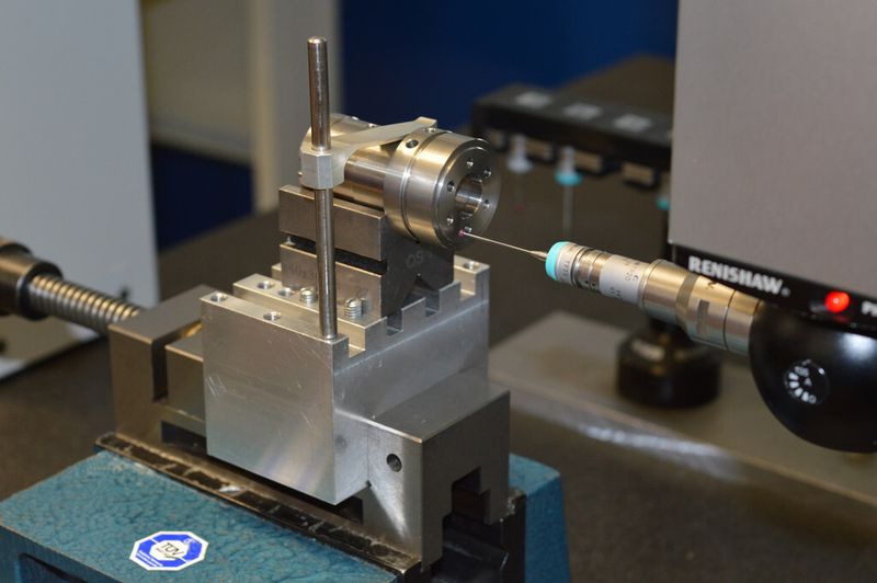 Eine 3-D-Koordinatenmessmaschine tastet mit einem Sensor eine Konushülse ab und prüft, ob die Maße der Außen- und Innenkontur innerhalb der vorgegebenen Toleranzen liegen. (Bild: Schmolz + Bickenbach)