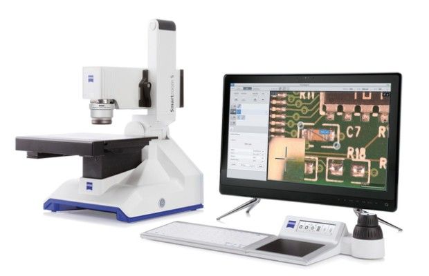 Red Dot Award 2015- ZEISS Smartzoom 5 Digitalmikroskop: Das Digitalmikroskop Zeiss Smartzoom 5 findet Anwendung in der Schadensanalyse und Qualitätskontrolle von Industriegütern. Es ist sowohl für erfahrene als auch ungeübte Benutzer geeignet. Neben der mikroskopischen Betrachtung ermöglicht es auch die topografische 3D-Analyse von Oberflächen, Messungen sowie eine automatisierte Dokumentation von Daten. Mithilfe des Schwenkarms lassen sich die Proben aus unterschiedlichen Blickwinkeln betrachten.  (Bild: Red Dot)