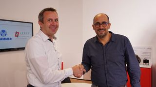 Marco Redwitz, Director R&D Electronics bei Grammer (li.), und Stefan Angele, Geschäftsführer der Systemtechnik Leber, zogen eine erfolgreiche Bilanz der Zusammenarbeit.  (Systemtechnik Leber)