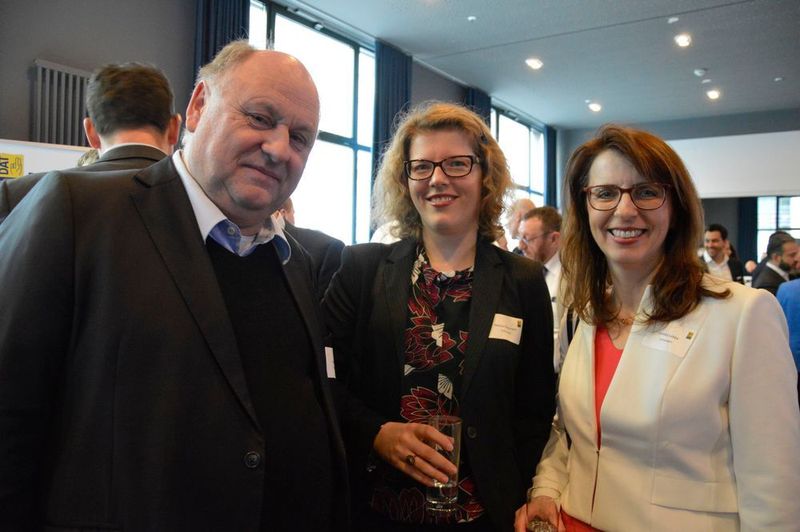 Viele nutzten die Veranstaltung natürlich zum Netzwerken. Mehrmarkenhändler Helmut Peter vom Autohaus Peter (Mercedes-Benz, Smart, Skoda, Opel, u.a) tauschte sich mit VW-Aftersaleschefin Imelda Labbé (r.) und Natasa Obermann vom VW-Konzern aus.  (Achter / »kfz-betrieb«)