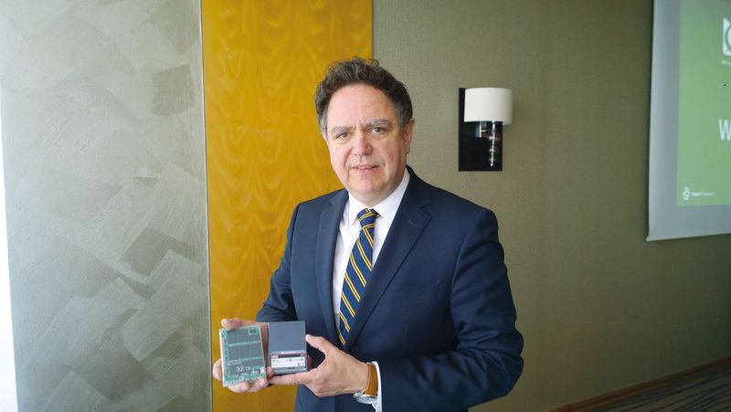 Jörg Karpinski, Sales Director Germany für den Enterprise-Sektor bei Huawei, zeigt Prototypen von in Shenzhen entwickelten 32-Terabyte-SSDs. Damit hält Huawei neben Samsung derzeit den Rekord bei der Kapazität von 2,5-Zoll-SSDs. (Vogel IT-Medien)