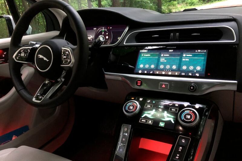 Das Cockpit besteht aus einem digitalen 12,3 Zoll großen Tachodisplay und wird durch ein vollfarbiges Head-up-Display ergänzt. (»Automobil Industrie«/Jens Scheiner)