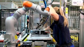 Die Nachfrage nach Industrierobotern ist so stark wie nie, das Jahr 2021 führte weltweit zu Rekordumsätzen. Dennoch nimmt die Branche in Deutschland von den recht positiven Prognosen für 2022 jetzt Abstand. Hier mehr dazu. (Bild: Kuka)