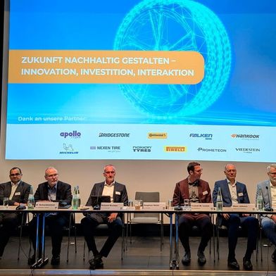 BRV-Vorsitzender Stephan Helm (am Pult) und der Vorstand des Verbands bei der Mitgliederversammlung am 24. Juni 2025 in Würzburg. (Bild: Rosenow – VCG)