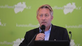 Im Rahmen Veranstaltung „Kunststoffindustrie vor großen Herausforderungen – Herkulesaufgabe gemeinsam bewältigen“ apellierte Reinhard Hoffmann, Vorsitzender des Kunststoffland NRW e. V. und Geschäftsführender Gesellschafter Gerhardi Kunststofftechnik GmbH: „Zusammen mit den OEMs müssen neue Geschäftsmodelle entwickelt werden, um zu zeigen, wie wichtig und unersetzbar Kunststoffe für die Zukunft sind. Doch diese Modelle müssen den verantwortungsbewussten und nachhaltigen Umgang damit sichern.“ (Kunststoffland NRW e. V.)