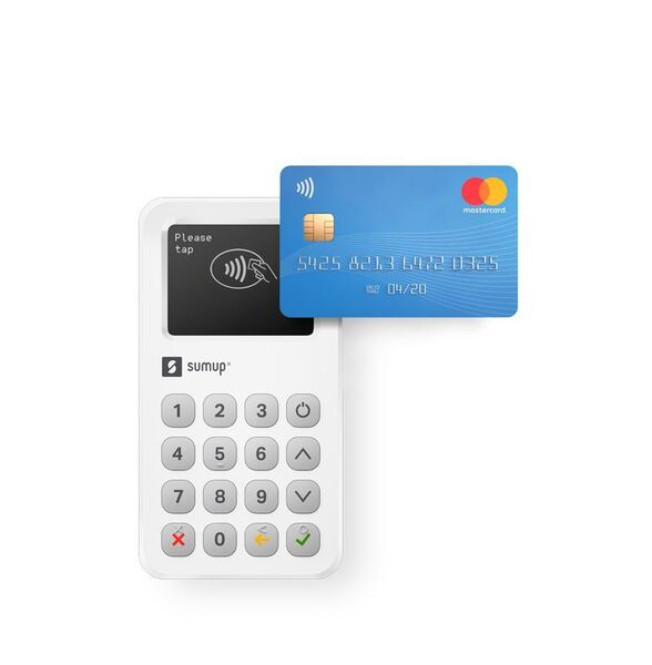 Bei der Nutzung von SumUp fallen keine Fixkosten an, lediglich eine Gebühr je Zahlung. Die Kartenterminals kann man preisgünstig erwerben.  (SumUp)