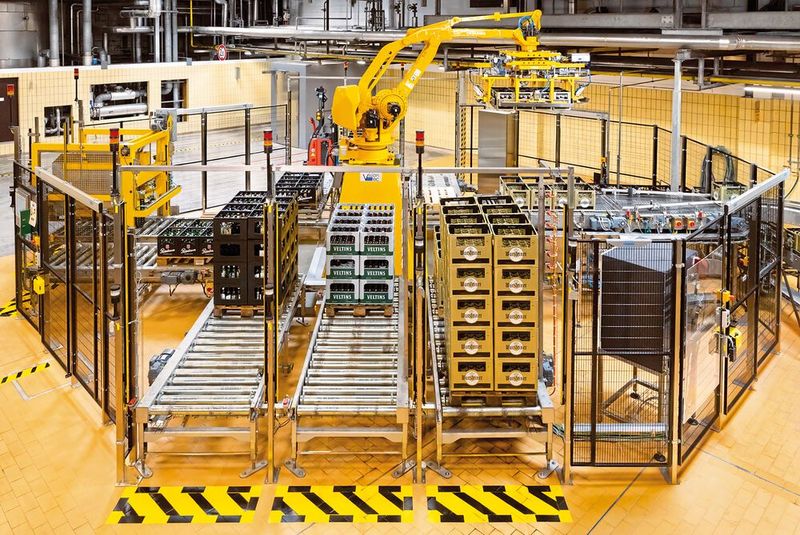1.000 Kästen pro Stunde: An sechs Positionen palettetiert der Knickarm-Roboter Fremd-Leergut lagenweise sortenrein. 1.000 Kästen pro Stunde: An sechs Positionen palettetiert der Knickarm-Roboter Fremd-Leergut lagenweise sortenrein.