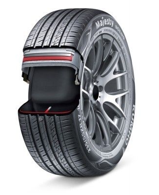 Red Dot Award 2015 - Autoreifen Sealant Tire von Kumho Tire, Südkorea: Der Sealant Tire ist ein selbstversiegelnder Reifen. Er enthält Dichtmittel, das im Falle einer Beschädigung des Reifens durch einen spitzen Gegenstand dafür sorgt, dass die Luft nicht entweicht. Bei dieser sogenannten „K-Seal“-Technologie befindet sich eine durchgehende Gelschicht im Reifen, die in den beschädigten Bereich des Reifens eindringt und ihn so automatisch abdichtet, damit die Fahrt normal und sicher fortgesetzt werden kann. (Bild: Red Dot)