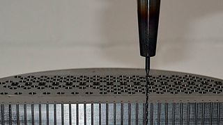 Ein neuer Werkzeughalter in Kombination mit dem 1-Kanal-Minimalmengen-Schmiersystem namens H1 von Bielomatik Leuze unterstützt das präzise Tieflochbohren mit Bohrern deren Durchmesser kleiner als 4 mm ist. (Bielomatik Leuze)