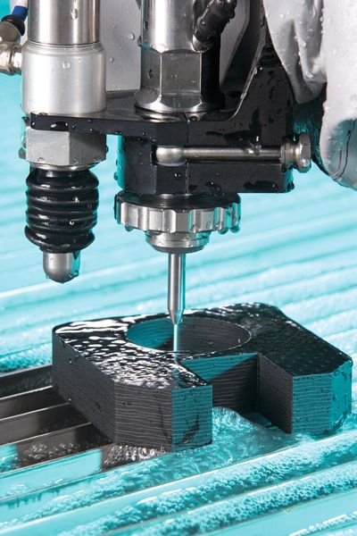 Der Einsatz der Wasserstrahltechnik ermöglicht die prozessstabile, delaminationsfreie Bearbeitung auch von relativ dickwandigen Composites. (Bild: Flow Europe)