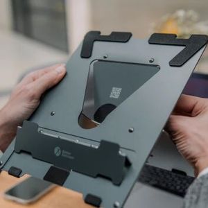 Mit einer eingeklappten Größe von 215 mm x 266 mm x 8 mm und einem Gewicht von nur 265 g ist der Laptopständer Ergo-Q 160 superkompakt, -dünn und -leicht.(Bild:  Bakker Elkhuizen)