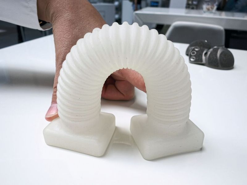 Aber auch der Silikon-3D-Druck ist für Protolabs kein Fremdwort. Wie bei diesem Schlauch geht es hier um die Herstellung von Prototypen. Als Medtech-Anwendungen sind Prototypen von Röhrchen oder Kanülen denkbar. (Bild: Schäfer / Devicemed)