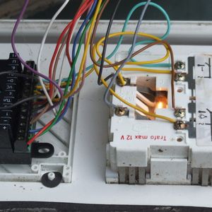 Sprüht man das Mittel auf die Elektronik, kriecht es in alle Windungen und Ecken, was die stromführenden Teile und Leitungen isoliert.