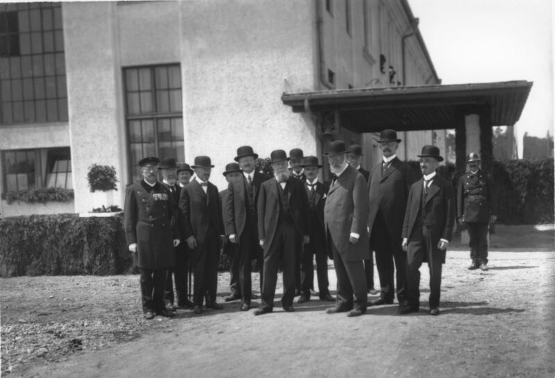 In 1918, Bavaria’s King Ludwig III visited the new Wacker site. The king is atthe picture’s center foreground at right, with Alexander Wacker at left (photo:Wacker Chemie AG). (Picture: Wacker)