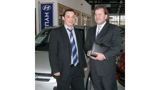 Claas Wehner, 
Geschäftsführer des gleichnamigen 
Autohauses (li.), und Klaus Meier, 
Geschäftsführer von Attribut (li.), 
arbeiten seit drei Jahren erfolgreich zusammen Fotos: Mauritz (Archiv: Vogel Business Media)