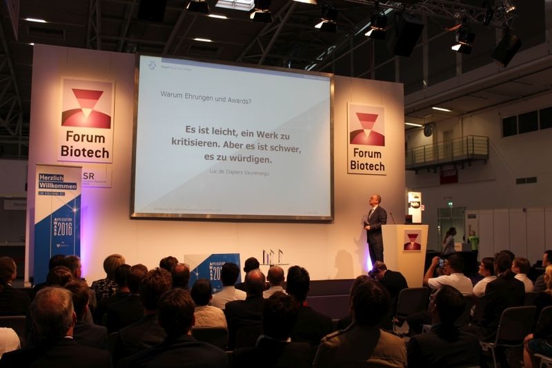 Die Verleihung ist gut besucht.Impressionen vom Application Award der LABORPRAXIS zur Analytica 2016 in den Kategorien Lebensmittelanalytik, Labortechnik sowie Bio- und Pharmaanalytik. (Bild: LABORPRAXIS)