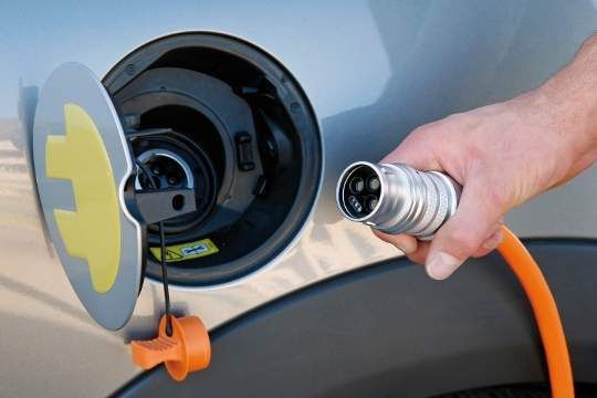 Nun haben sich Autohersteller und Energieversorger erst einmal an einen Tisch gesetzt, um einheitliche Standards für die Ladestationen und die Stecker zu entwickeln, damit alle E-Autos bei allen Energieversorgern nachladen können. Sonst verlieren E-Autofahrer bestimmt schnell den Spaß an ihrem Mobil. Apropos Spaß… (Archiv: Vogel Business Media)